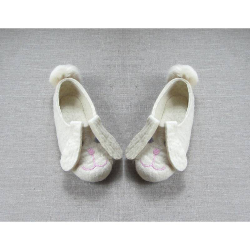 Тапочки «Зайцы вислоухие» натурально белого цвета. Размер 17 см